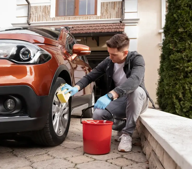 Lavage auto à domicile Lignières-Ambleville : professionnel intervenant sur un véhicule